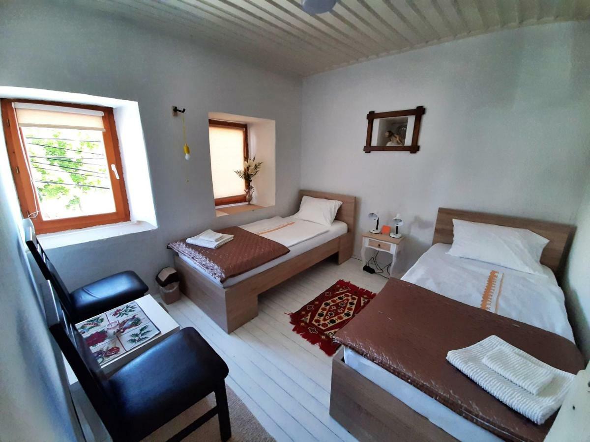 Gjakova Kulla Dula Guesthouse מראה חיצוני תמונה